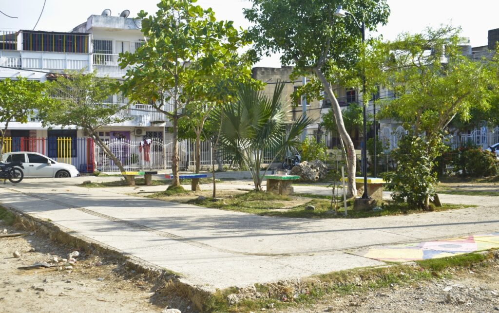 Más de 40 años esperando pavimento en Los Cerezos Más de 40 años después, el Parque de las Piedras en la manzana J de Los Cerezos evidencia deterioro y falta de intervención..