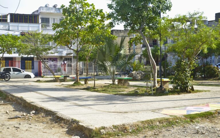 Más de 40 años después, el Parque de las Piedras en la manzana J de Los Cerezos evidencia deterioro y falta de intervención..