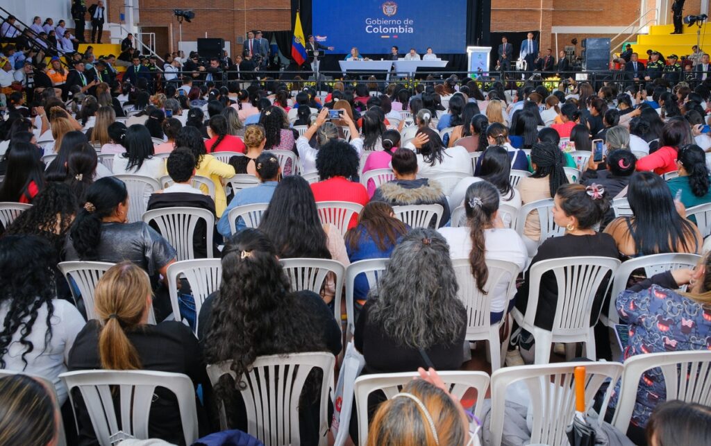 2.300 madres comunitarias logran histórica dignificación Más de mil asistentes escuchan el anuncio sobre 2.300 madres comunitarias en evento del Gobierno de Colombia por la dignificación laboral.