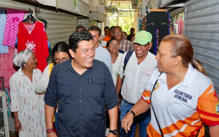 Mauricio Rodríguez, director de Prosperidad Social, conversa con comerciantes durante recorrido por Santa Rita.