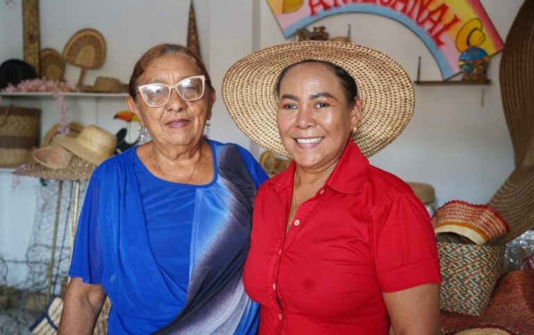 Mujeres artesanas de Bolívar junto a Yolanda Wong, reflejo de la propuesta 100M que impulsa la economía popular desde los hogares.