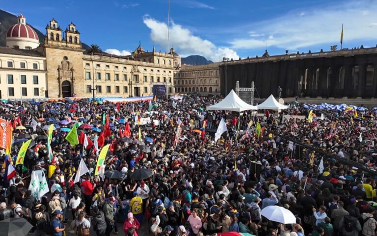 Salario vital movilizó al país tras llamado de Petro Multitud en Plaza de Bolívar responde a convocatoria de Petro para defender el salario vital como mandato constitucional.
