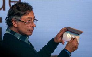 Nuevo pasaporte colombiano con hologramas de seguridad.