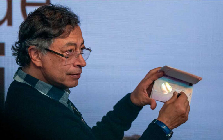 Nuevo pasaporte colombiano con hologramas de seguridad.