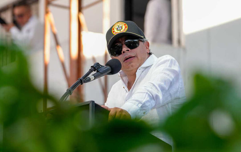 Propiedad de tierras en Barú: Petro exige cumplir fallo Presidente hablando sobre propiedad de tierras en Barú.