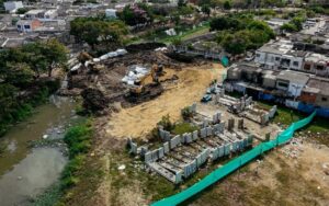 Vista aérea del Puente de Las Palmeras, donde reinician la obra tras meses detenida sobre el canal Matute.