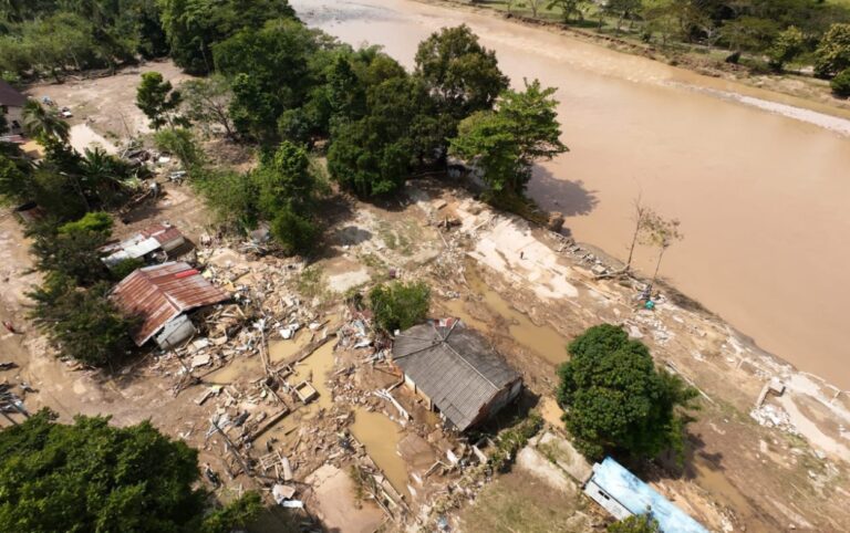 Vista aérea del desbordamiento del río Lebrija y las viviendas arrasadas, panorama que evidencia el impacto del frente frío en 60 familias afectadas.