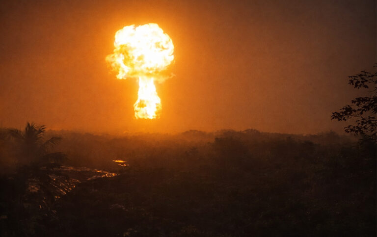 Volcán de lodo en erupción en zona rural de Antioquia.