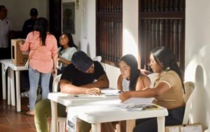 2.600 mesas de votación habilitadas en instituciones educativas de Cartagena donde jurados registran a los ciudadanos durante la jornada electoral.
