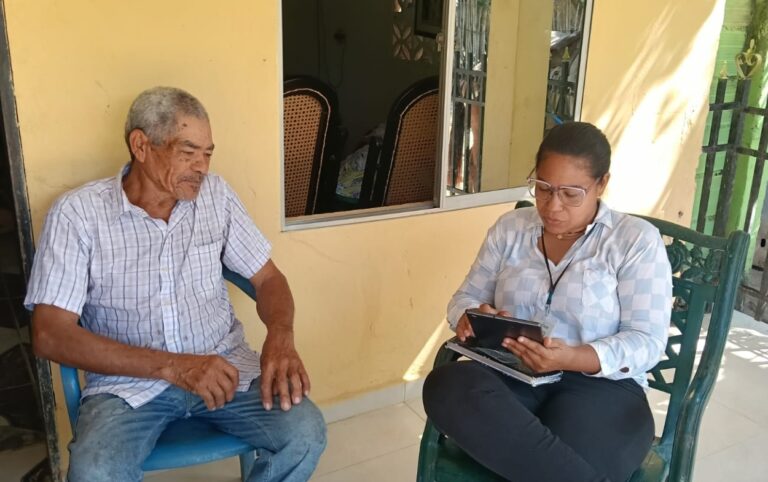 $5 mil millones para impulsar proyectos de personas mayores $5 mil millones apoyan programas para personas mayores mientras una funcionaria realiza entrevista de caracterización a adulto mayor beneficiario en su vivienda.