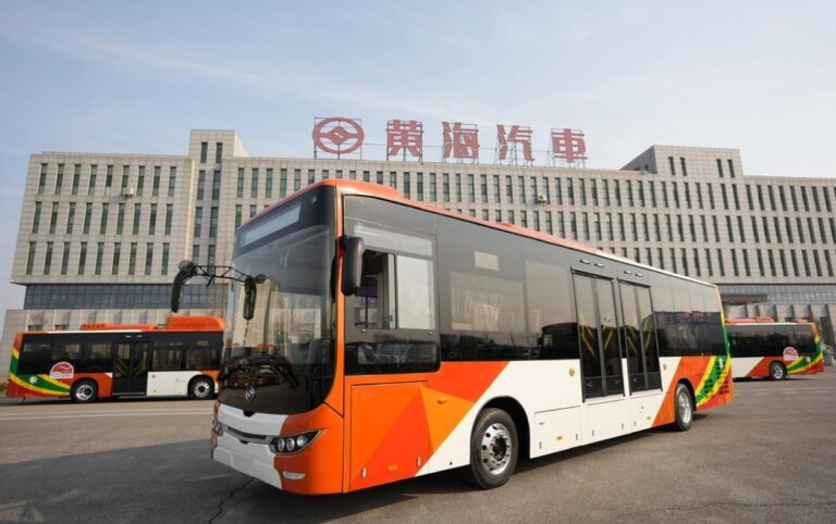 Bus terminado frente a fábrica Huanghai Auto donde se construyen los 55 buses adquiridos por Cartagena para mejorar la movilidad.