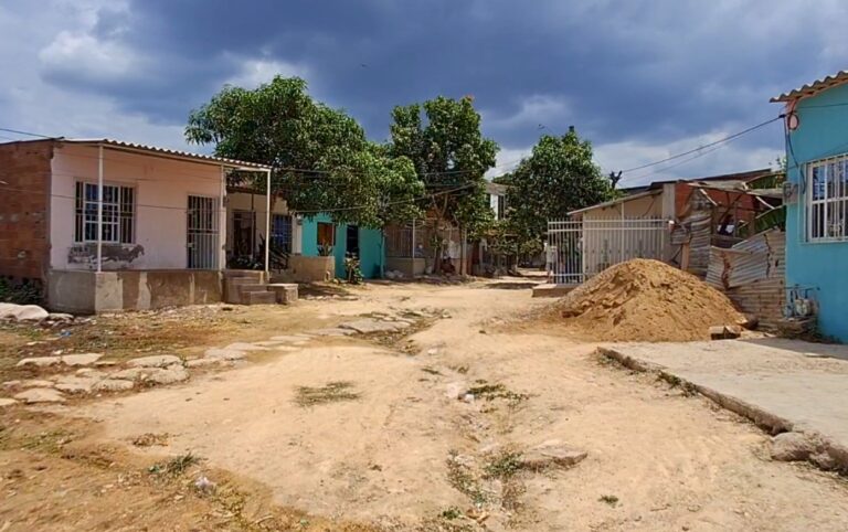 Calles y viviendas de Nuevo Horizonte reflejan la urgencia de mejoras de vivienda en El Pozón.