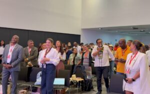 Delegaciones de comunidades étnicas participan activamente en el encuentro nacional que reúne voces diversas del país en una agenda conjunta contra el racismo.