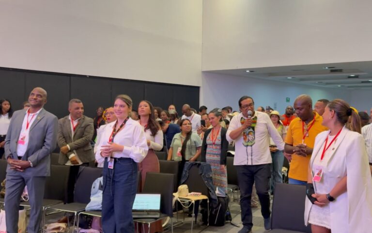 Delegaciones de comunidades étnicas participan activamente en el encuentro nacional que reúne voces diversas del país en una agenda conjunta contra el racismo.