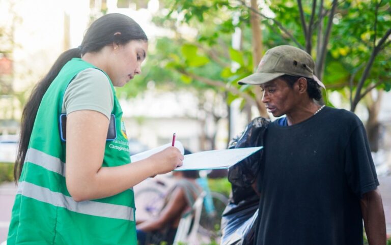 Equipo social de la Alcaldía registra información de habitante de calle en jornada de atención donde más de 190 personas han sido afiliadas al sistema de salud en Cartagena.