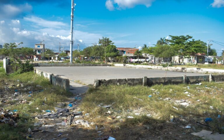 Escenario deportivo deteriorado en Playa Blanca muestra el rezago urbano tras 80 años sin mejoras en espacios comunitarios en Cartagena.
