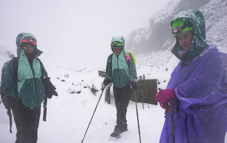 Excursionistas recorren senderos nevados en el Parque Nacional Natural Los Nevados, un destino de alta montaña que recibe más de 95 mil visitantes al año.