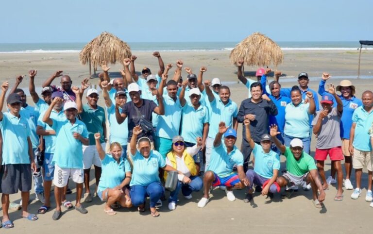 La Semana Santa dinamiza la economía popular en La Boquilla Grupo de pescadores en playa de La Boquilla junto a Mauricio Rodriguez director de Porpseridad Social, durante encuentro de economía popular en La Boquilla.