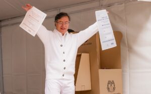 4 mil millones de pesos incautados por compra de votos Gustavo Petro mostró los tarjetones de Senado y Cámara antes de votar, en medio de su alerta sobre la detección de 4 mil millones de pesos presuntamente para compra de votos.