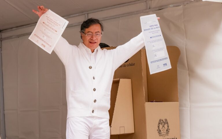 4 mil millones de pesos incautados por compra de votos Gustavo Petro mostró los tarjetones de Senado y Cámara antes de votar, en medio de su alerta sobre la detección de 4 mil millones de pesos presuntamente para compra de votos.