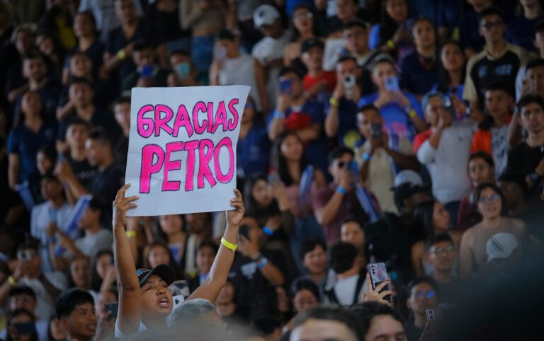 La ley 2568 de 2026 revoluciona la educación superior La ley 2568 de 2026 revoluciona la educación superior mientras asistentes al evento en Popayán expresan apoyo durante la promulgación presidencial.