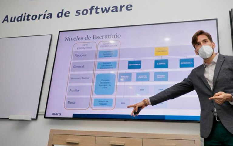 Las dudas para las elecciones 2026 sobre el software electoral en Colombia durante una explicación técnica del sistema de escrutinio y auditoría digital.