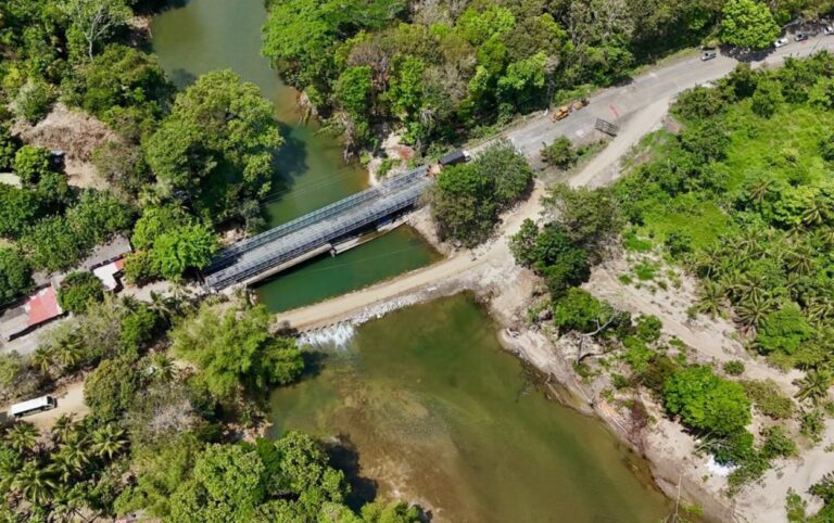 Más de 150 mil habitantes reactivan su conexión entre Magdalena y La Guajira con puente militar en operación.