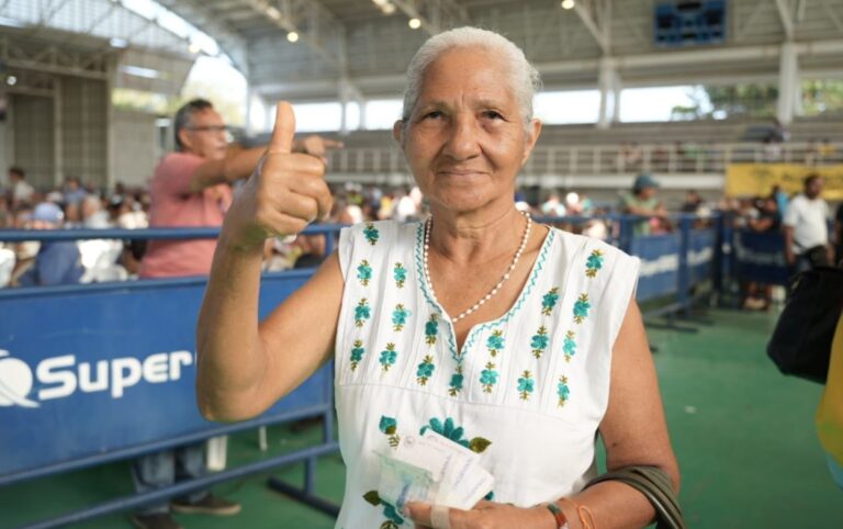 Más de 2 millones de adultos mayores reciben apoyo económico, evidenciado en beneficiaria que muestra el dinero entregado por Colombia Mayor.