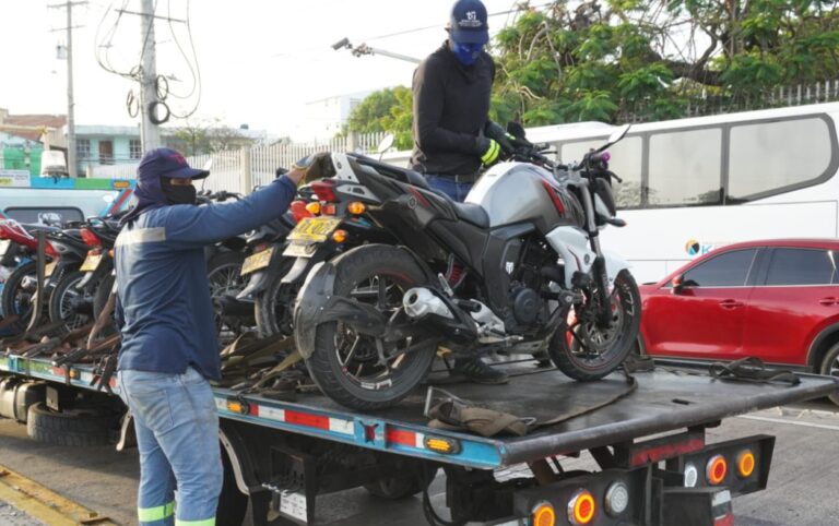 117 vehículos inmovilizados por invadir carril Transcaribe Operativo del DATT deja 117 vehículos inmovilizados mientras grúa retira motocicletas por invadir carril exclusivo de Transcaribe en Cartagena.