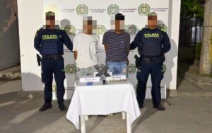 Operativo policial en Cartagena donde caen 2 presuntos delincuentes con una subametralladora, munición y celular incautados como evidencia.