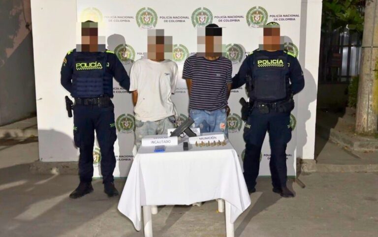 Operativo policial en Cartagena donde caen 2 presuntos delincuentes con una subametralladora, munición y celular incautados como evidencia.