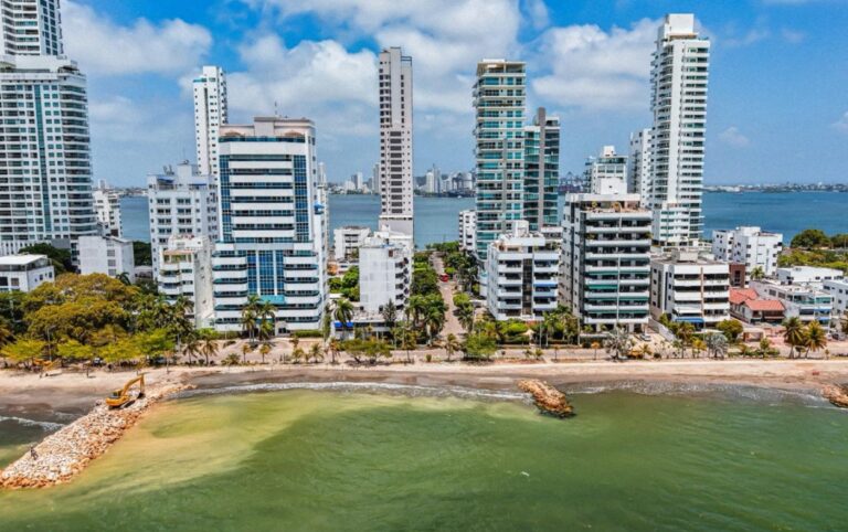 Panorámica del frente costero de Castillogrande con espolones en ejecución, integrados al proyecto de 6,2 kilómetros de defensa marítima en Cartagena.