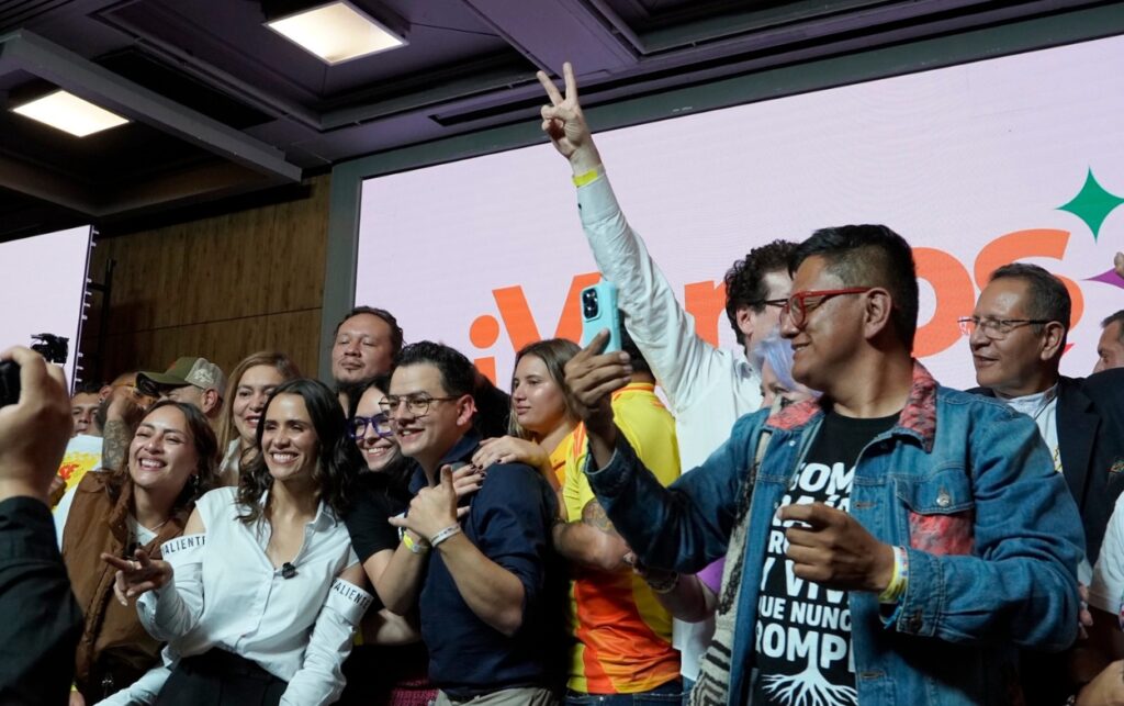 Simpatizantes y dirigentes celebran los resultados electorales del Pacto Histórico tras superar más de 4 millones de votos en la elección al Senado de Colombia.
