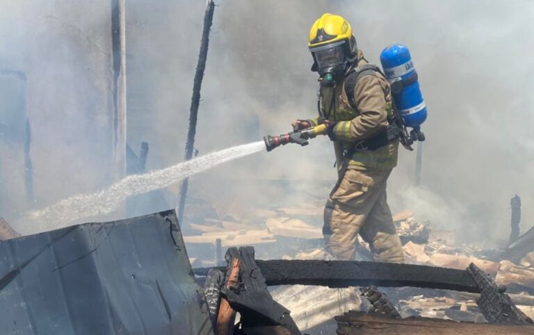 Unidad de Bomberos combate incendio estructural que dejó 4 viviendas afectadas en Olaya Herrera, en medio de humo y materiales consumidos por las llamas.