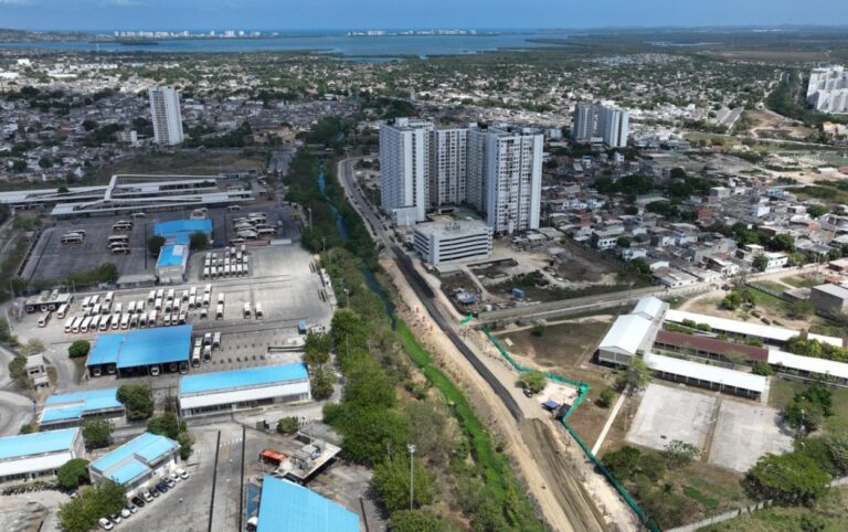 690 metros impulsan vía clave en Parque Heredia Vista aérea del avance de los 690 metros de la nueva conexión vial entre Territorio Mío y Parque Heredia en Cartagena, con intervención activa del intercambiador de La Carolina.