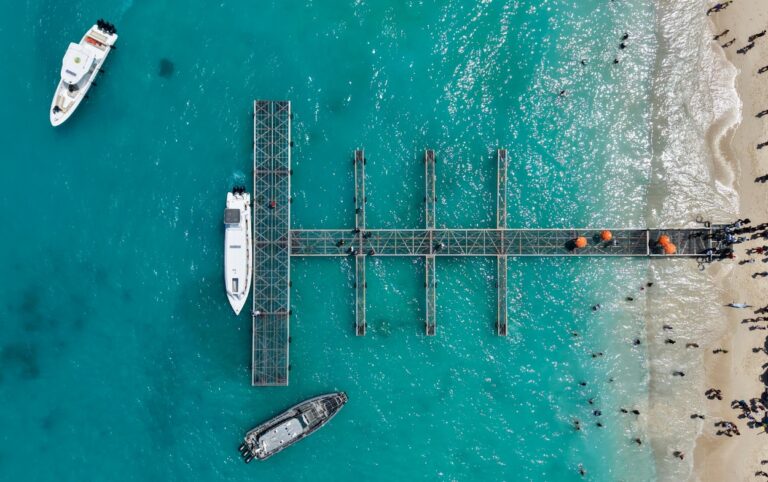 Vista aérea del muelle de los 300 metros de muelle tras su reactivación, con embarcaciones atracadas y flujo organizado de visitantes