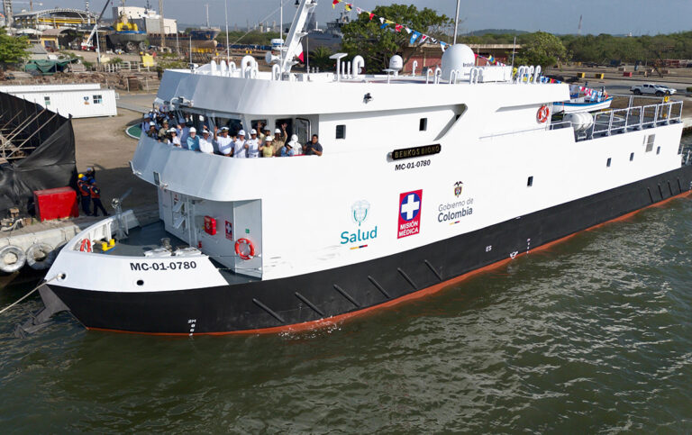 Buque Hospital Benkos Biohó zarpando desde Cartagena para llevar servicios de salud.