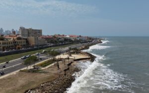El 4 y 8 de marzo alertan fuerte oleaje en el Caribe frente a las playas de Cartagena, con olas rompiendo cerca del litoral y edificaciones del sector turístico junto al mar.