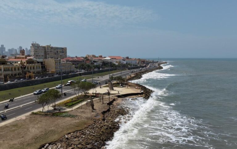 El 4 y 8 de marzo alertan fuerte oleaje en el Caribe frente a las playas de Cartagena, con olas rompiendo cerca del litoral y edificaciones del sector turístico junto al mar.