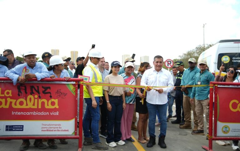 Acto de corte de cinta durante la entrega de la vía que hace parte del Intercambiador de La Carolina, habilitada entre Territorio Mío y Parque Heredia.