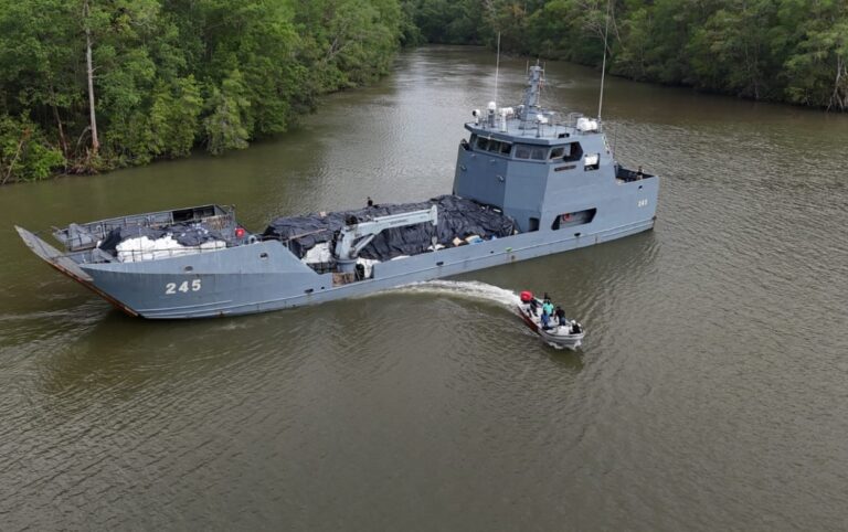 167 toneladas de kits humanitarios llegan al Pacífico Buque ARC Bahía Solano transporta 167 toneladas de kits humanitarios por vía fluvial hacia municipios afectados en Cauca y Nariño.