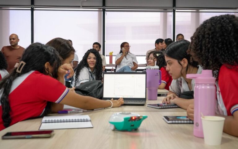 Estos son los estudiantes en taller de robótica mientras desarrollan ejercicios de programación con Oracle Academy en Cartagena.