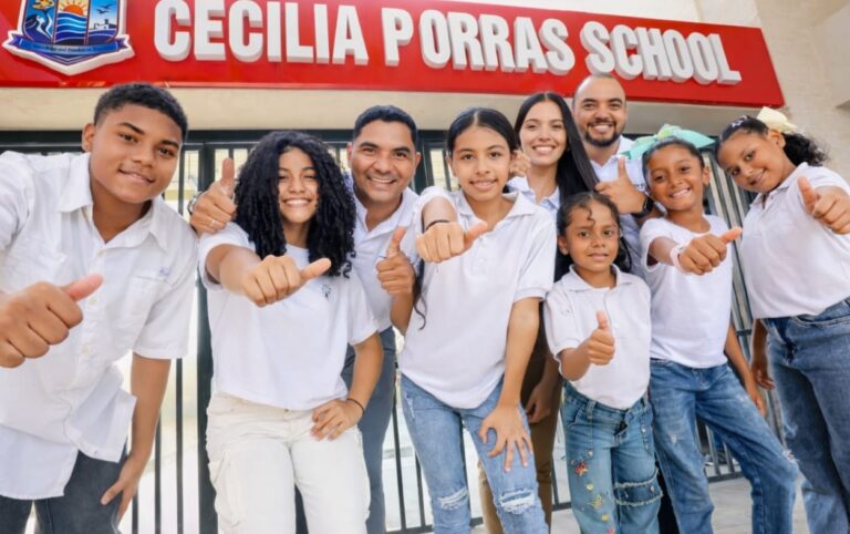 Estudiantes celebran la apertura del Cecilia Porras School, institución donde 1.100 estudiantes accederán a educación bilingüe en Cartagena.