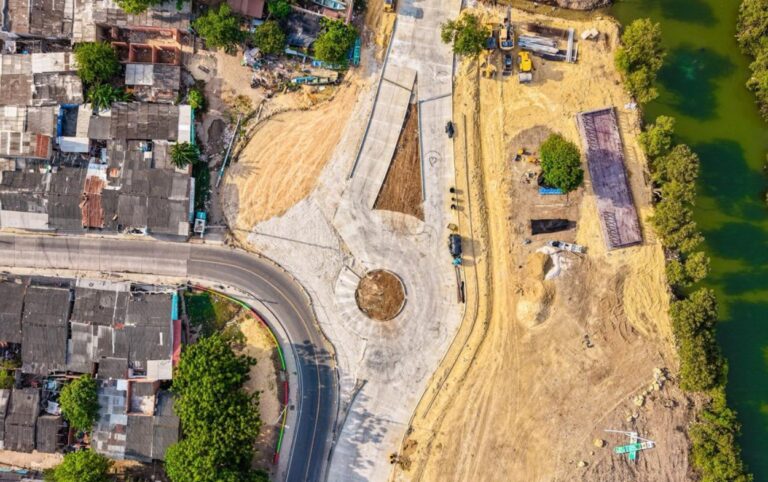 Imagen aérea del nuevo tramo vial y glorieta en construcción en el barrio 7 de Agosto, donde el proyecto alcanza 65% de ejecución