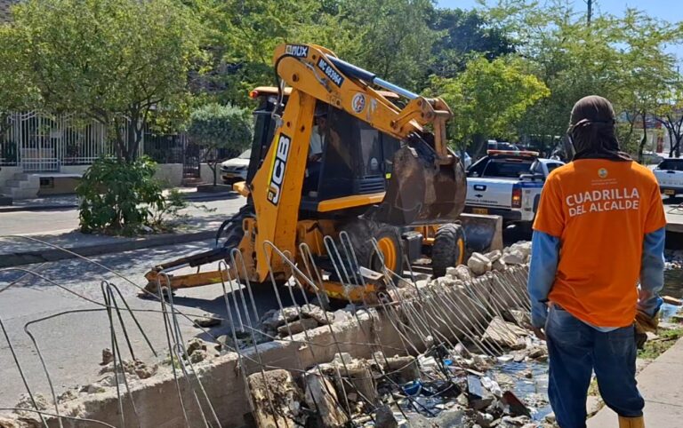 Intervención de canal en El Campestre con cuadrilla del Distrito y maquinaria pesada avanzando en la remoción de estructuras sobre canal pluvial.