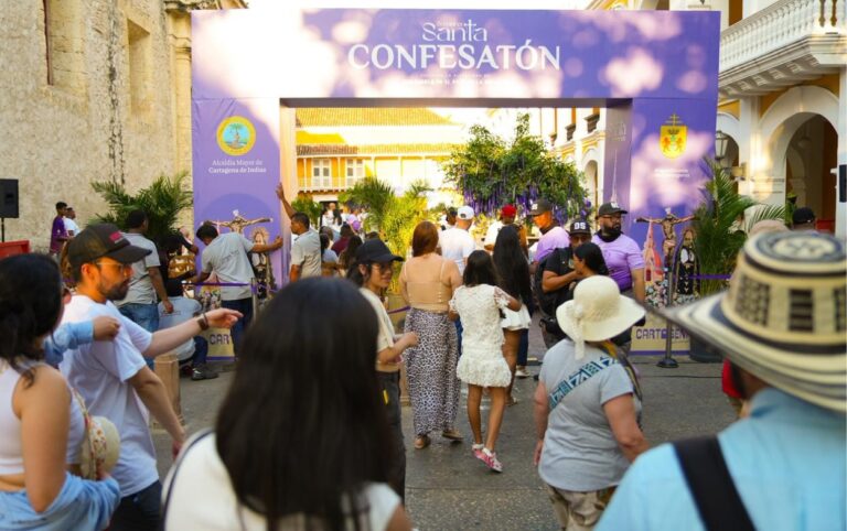 Más de 800 personas ingresan a la Confesatón 2026 en la Plaza de la Proclamación, en una jornada masiva de fe durante la Semana Santa en Cartagena.