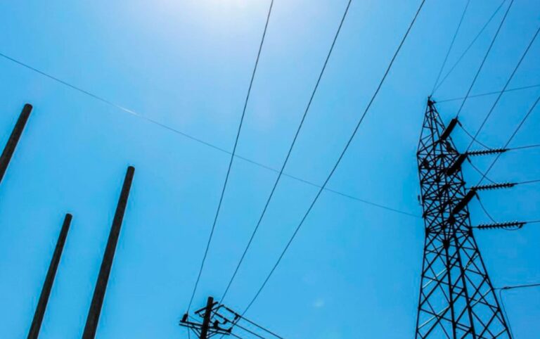 Decreto 0393 impulsa almacenamiento de energía Torres y redes de alta tensión evidencian el impacto del Decreto 0393 en la integración del almacenamiento energético en Colombia.