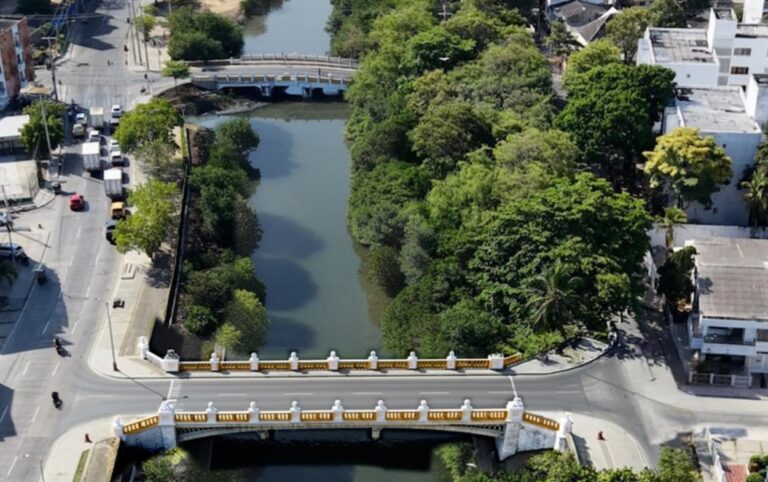 Vista aérea de puente sobre caño en Manga muestra la conexión actual de la zona donde se proyecta el Puente El Dandy.