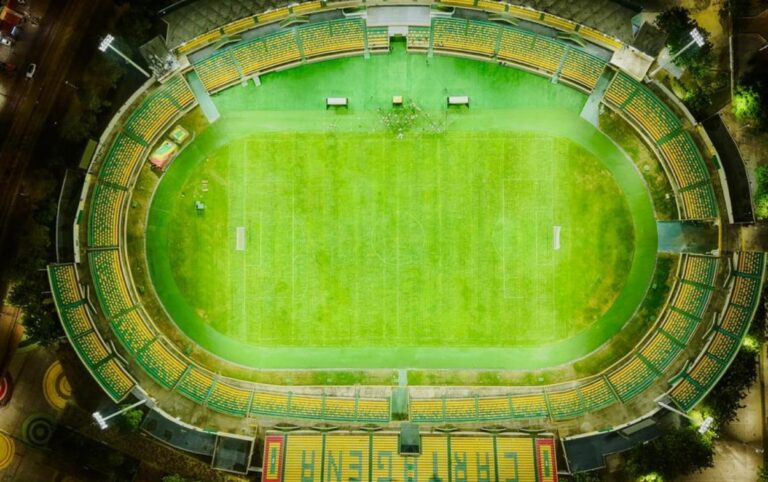 600 policías custodiarán Junior vs Palmeiras en Cartagena Vista aérea nocturna del estadio Jaime Morón en Cartagena listo para el partido Junior vs Palmeiras bajo operativo de 600 policías.